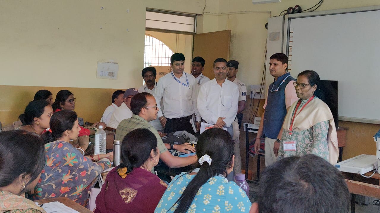 Matdan parsikshan me lage karmi